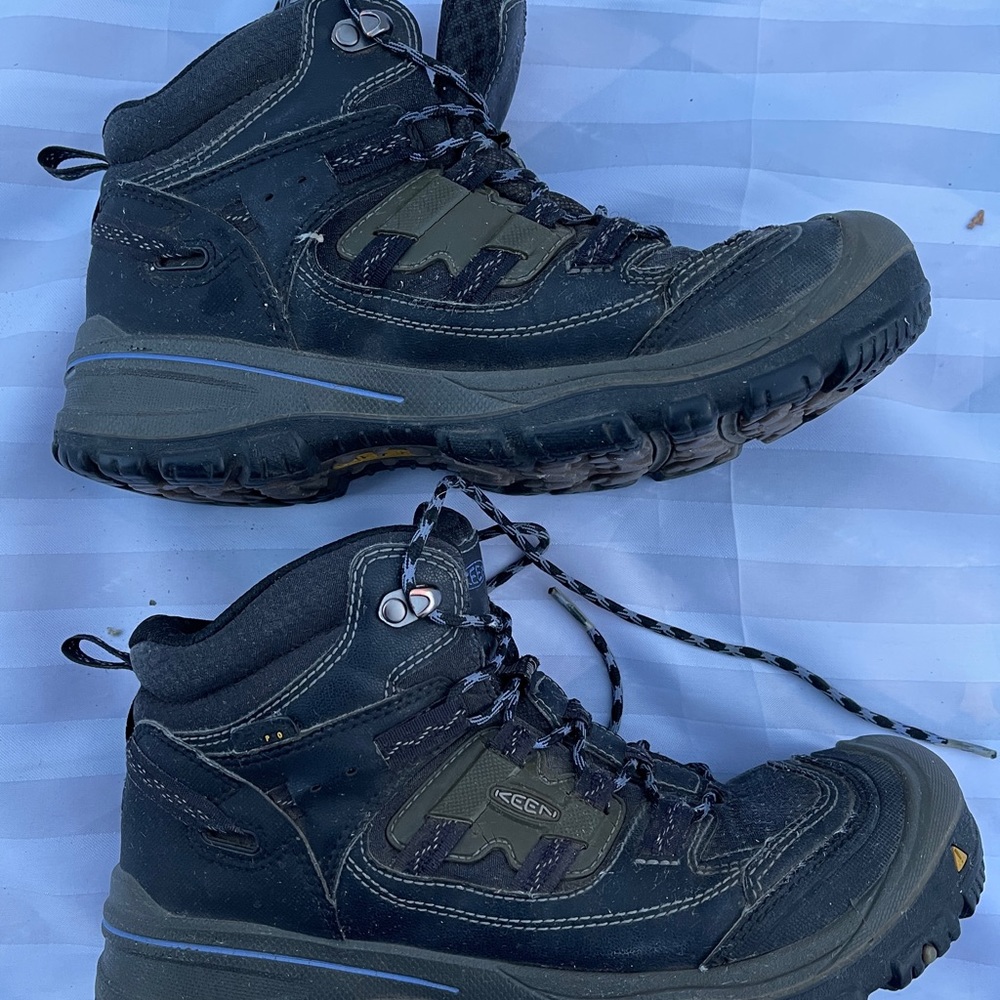 Keen Women’s Hiking Boots in good used condition. Size 8.